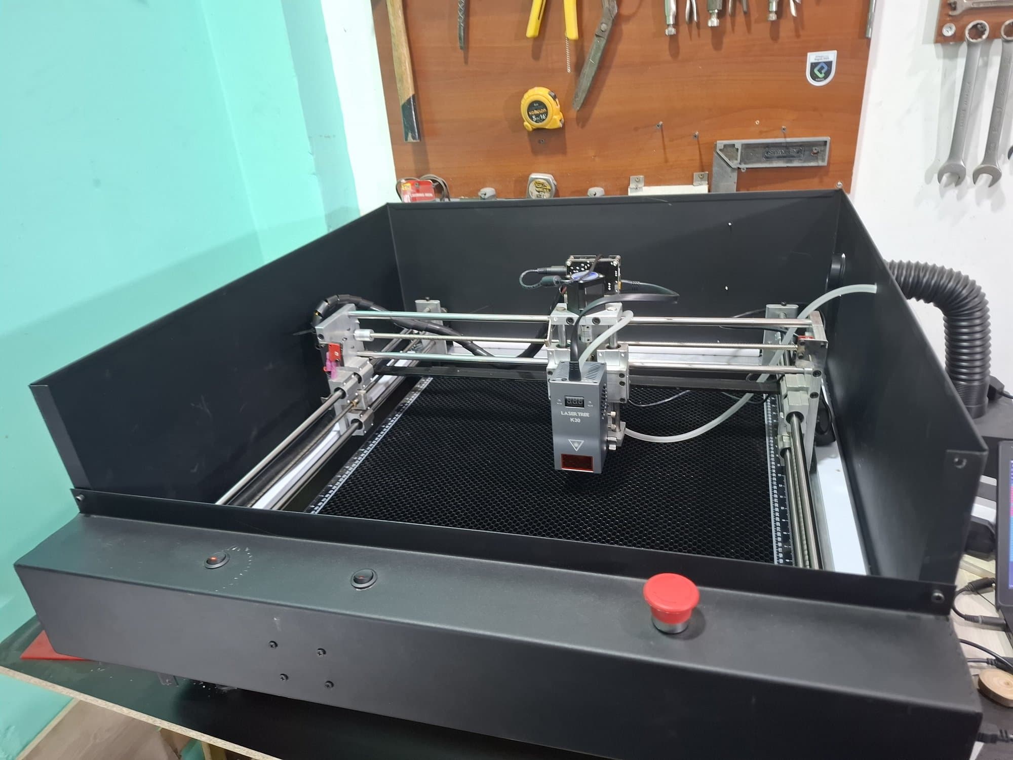 Three-quarter view of the finished mechanics, with emergency stop and exhaust hose.